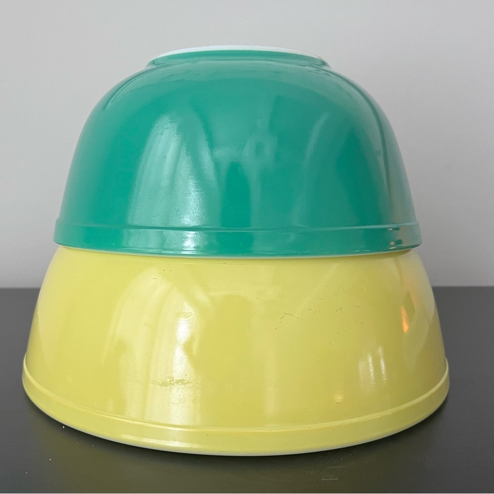 Vintage Pyrex Primary Colours Mixing Bowl Set 404 & 403 - Yellow and Green EUC